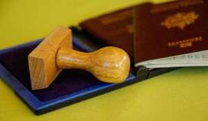 Spania legalizează 500.000 de imigranţi fără acte